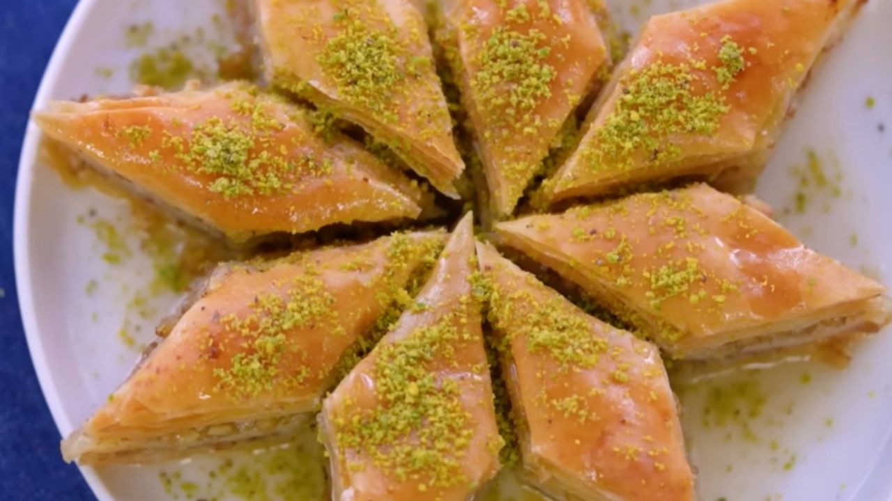 Bayramların vazgeçilmesi ev baklavası! Tek tek açmak yok, tek seferde 10 kat açılan baklava tarifi