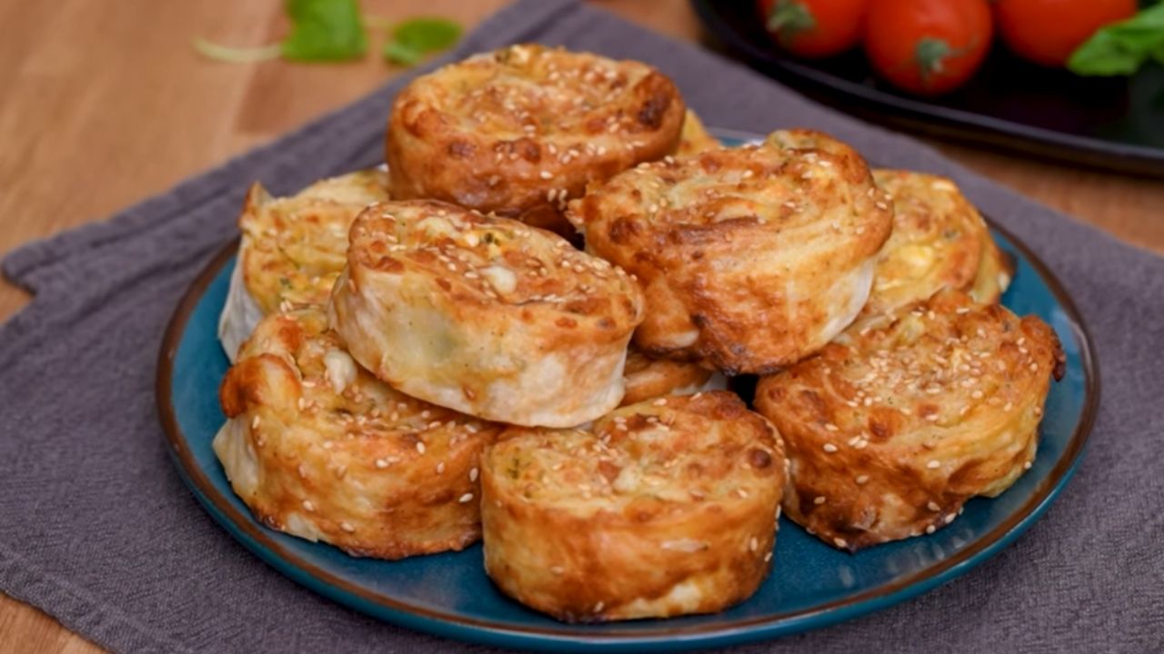 Bolca yap, buzluğa at, misafir gelince çıkar! 15 dakikada Airfryer’da dilim börek tarifi