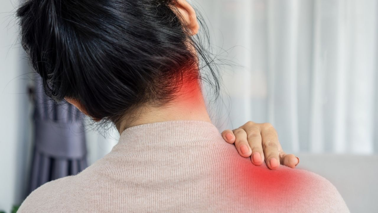 Boynunuz mu tutuldu? Bu yağı 10 dakika uygulamanız yeterli