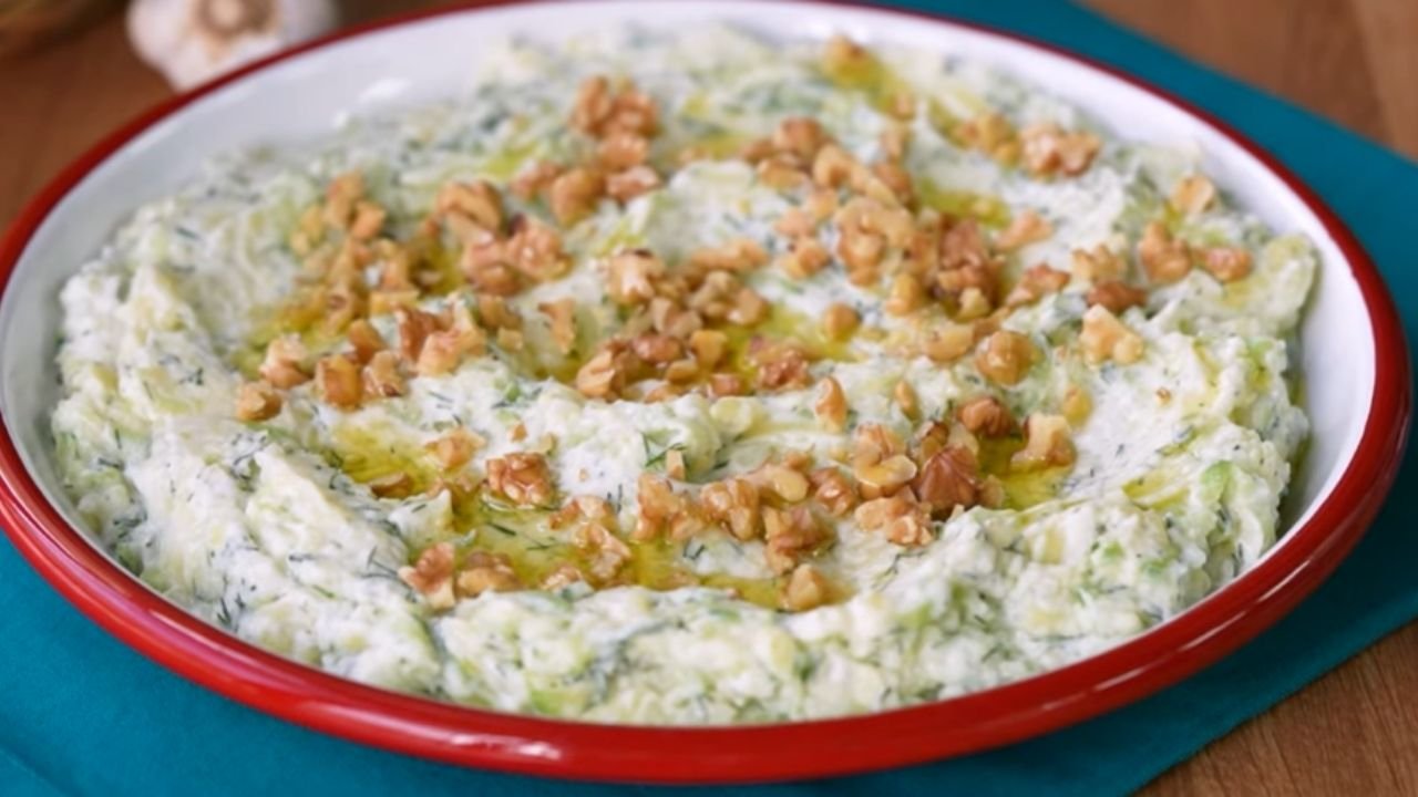 İçinizi ferahlatacak, uzun süre tok tutacak! Yapımı kolay salatalıklı patatesli meze tarifi