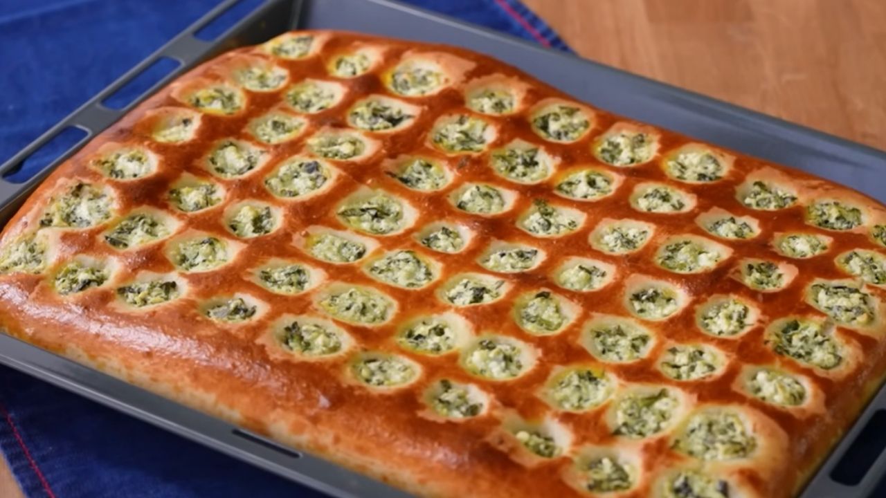 Tek tek uğraşmak yok! Lezzeti dillere destan olacak ıspanaklı peynirli tepsi poğaçası tarifi