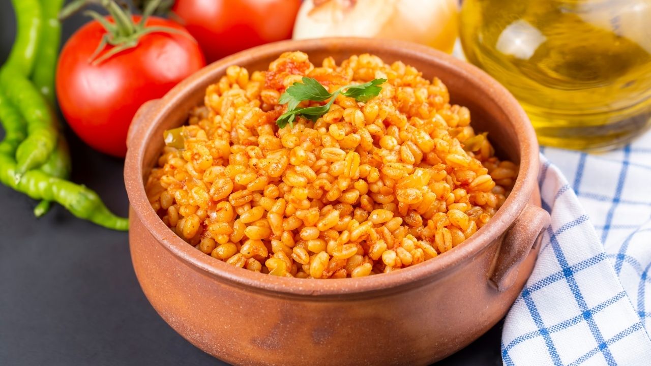 Bulgur pilavına o malzemeyi eklersiniz, 40 yıllık aşçılara taş çıkaran bir lezzet elde ediyorsunuz