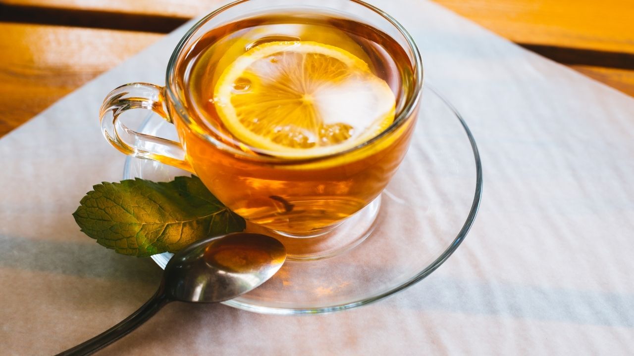 Çaya limon sıkıp içen turnayı gözünden vurdu