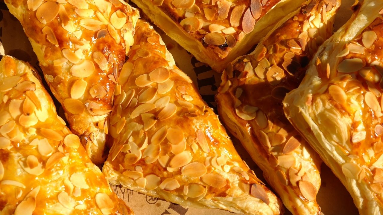 Kimse hazır yufkadan yaptığınıza inanmayacak! Çıtır çıtır börek için mükemmel sos tarifi