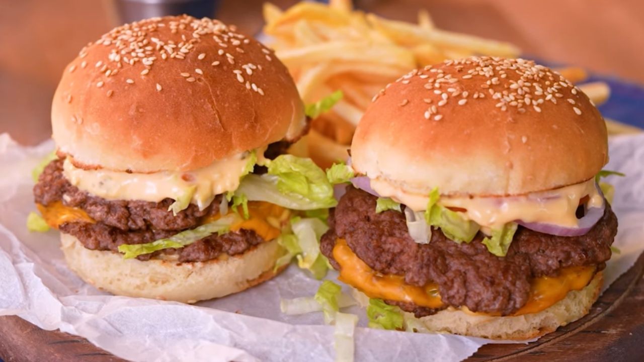 Sokak lezzetinin yıldızı! Yumuşacık ekmeği ve kızarmış köftesiyle damak çatlatan smashed burger tarifi