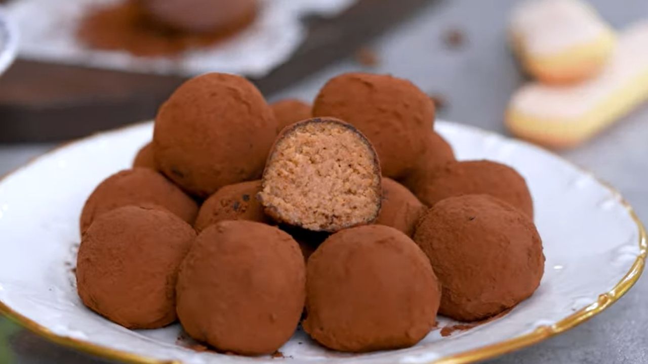 Çay saatlerinize ve kahvelerin yanına muhteşem bir atıştırmalık! Tiramisu pralin tarifi