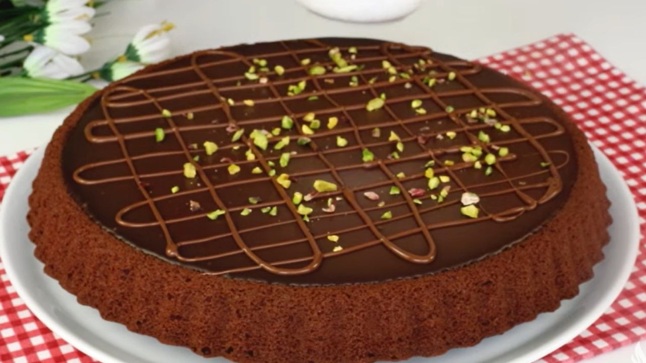 Çayın yanına pratik ve nefis bir seçenek arıyorsanız tam size göre! İşte bol çikolatalı tart kek tarifi