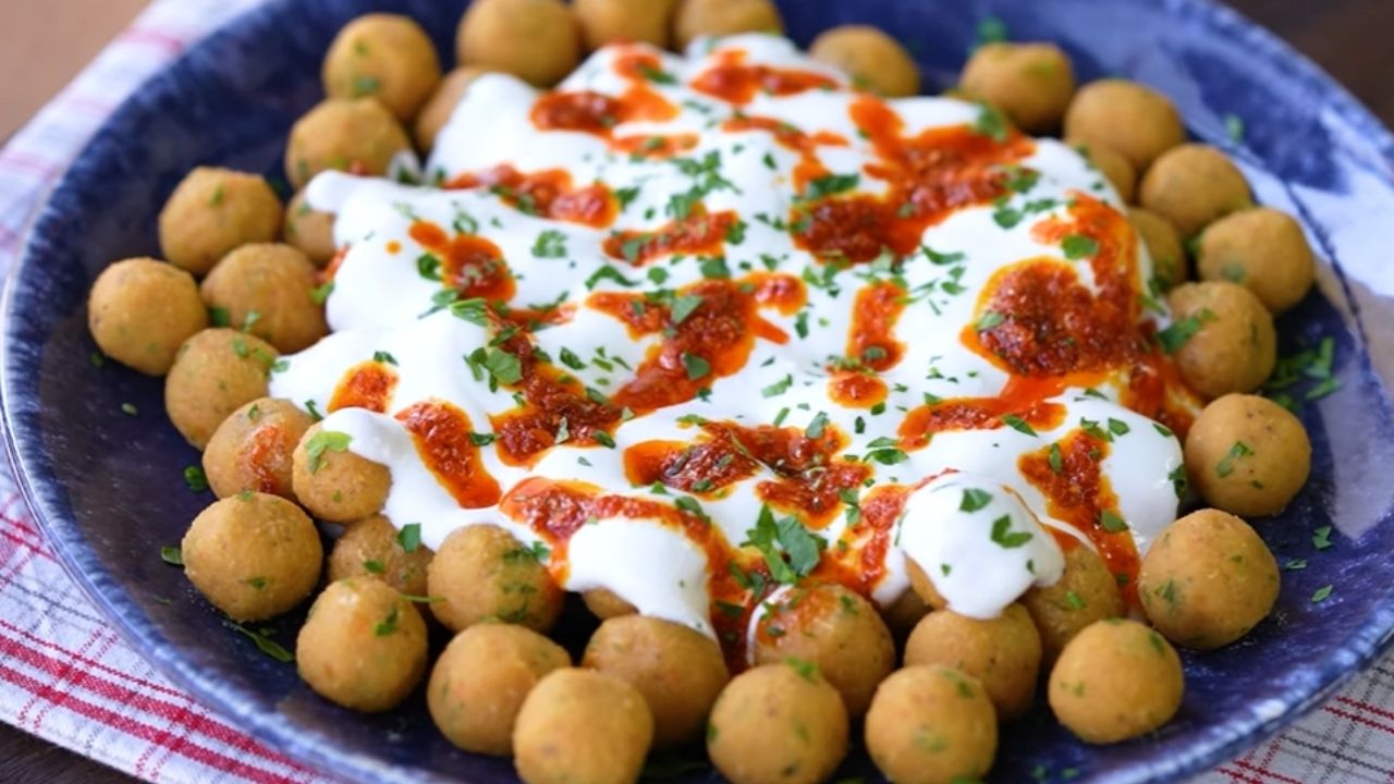 Kalorisi düşük, besin değeri yüksek tam bir yaz yemeği! Tadına doyamayacağınız mercimek mantısı tarifi
