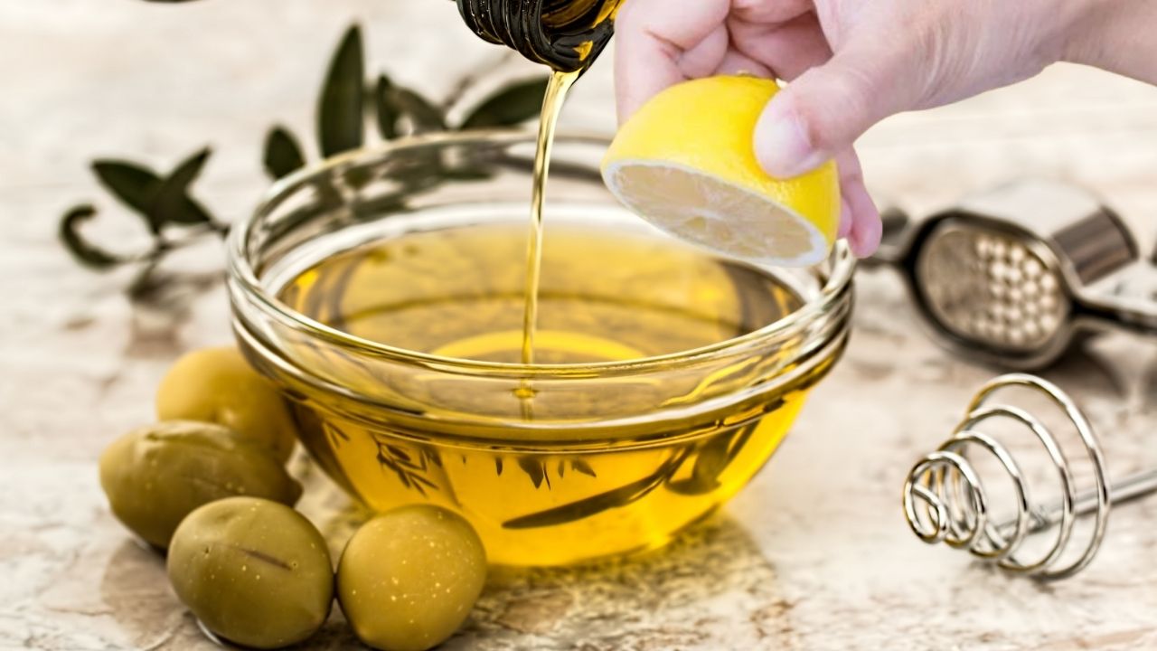 Zeytinyağının içerisine 1 limon sıkıp yerseniz...