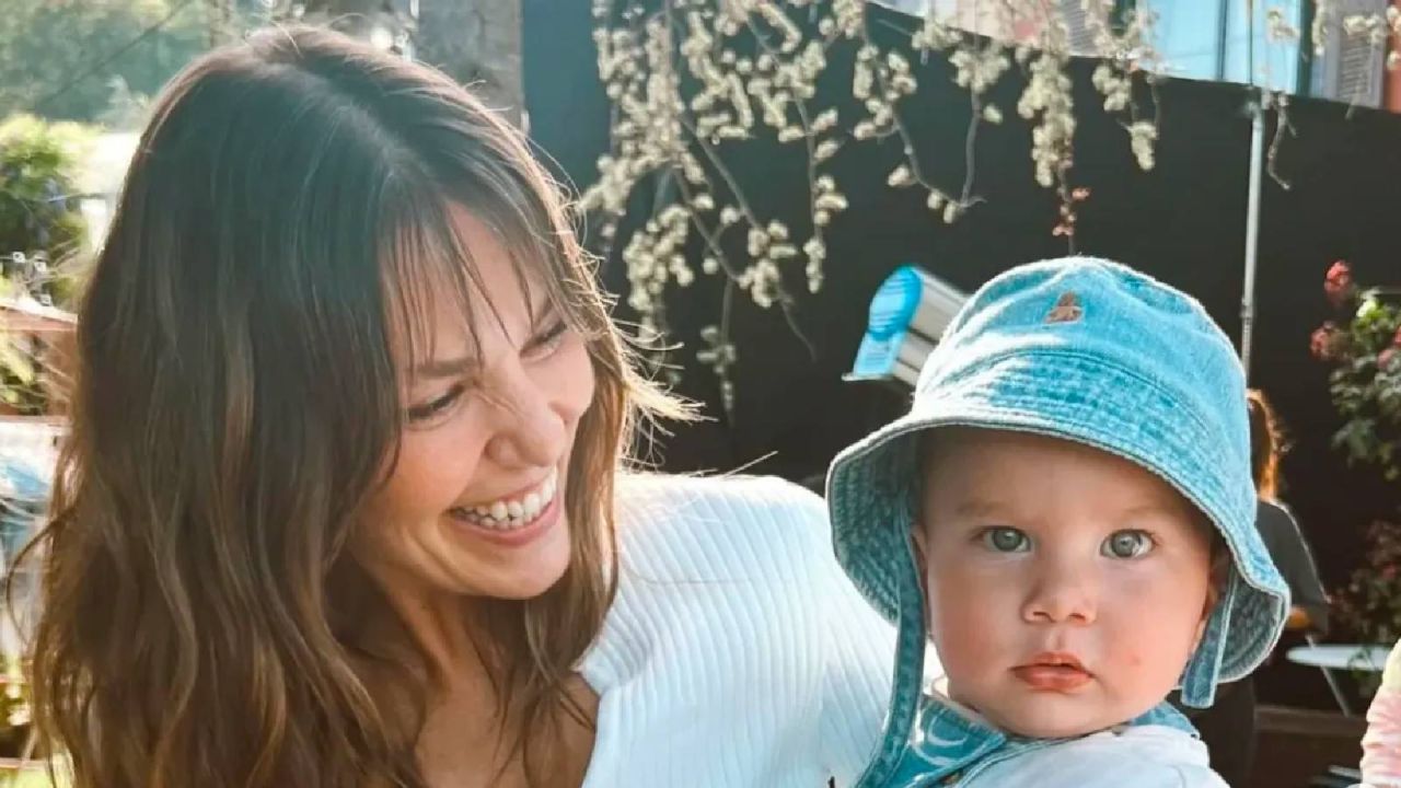 Aslı Enver, Kızı Elay'ın Yeni Fotoğrafını Paylaşarak Sevgi Emekti Mesajını Hatırlattı