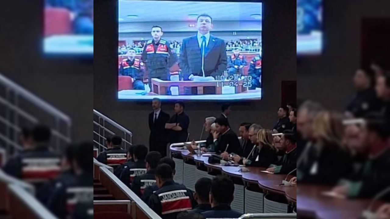 CHP'li vekillerden İmamoğlu'nun duruşma salonundan fotoğraf paylaşımı