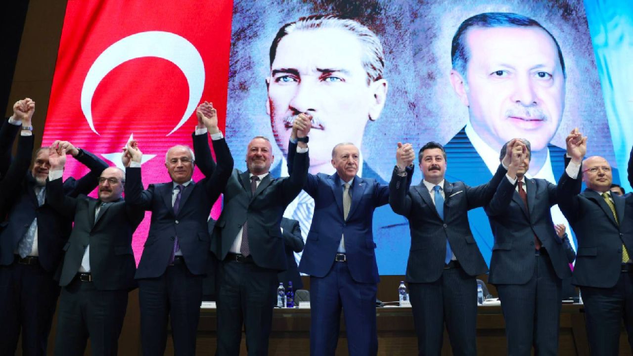 İyi Parti'de İki Belediye Başkanı Daha İstifa Etti, Rozetlerini Erdoğan Taktı