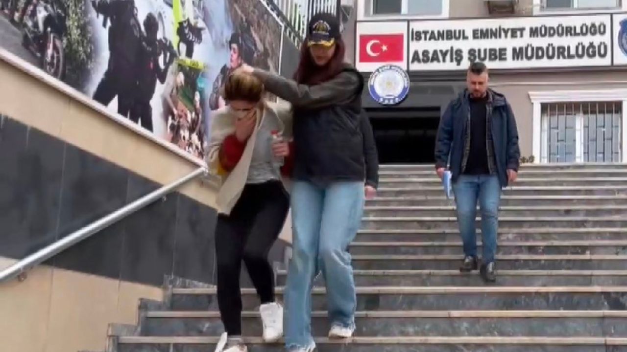 *   Kapalıçarşı Hırsızı 81'inci İşinde Yakalandı
*   Kuyumcu Soygununda Rekor: Hırsız 81'inci Kez Gözaltında
*   Kapalıçarşı'da Altın Hırsızlığı: Seri Suçluya Kelepçe
*   Bitmeyen Hırsızlık Hikayesi: Kapalıçarşı'da Yine Yaka