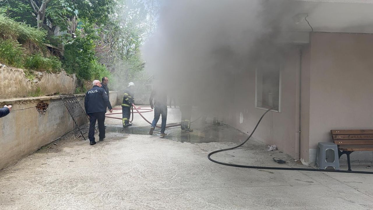 Tokat'ta Yangın: Polis, Evde Mahsur Kalan 2 Çocuğu Kurtardı
