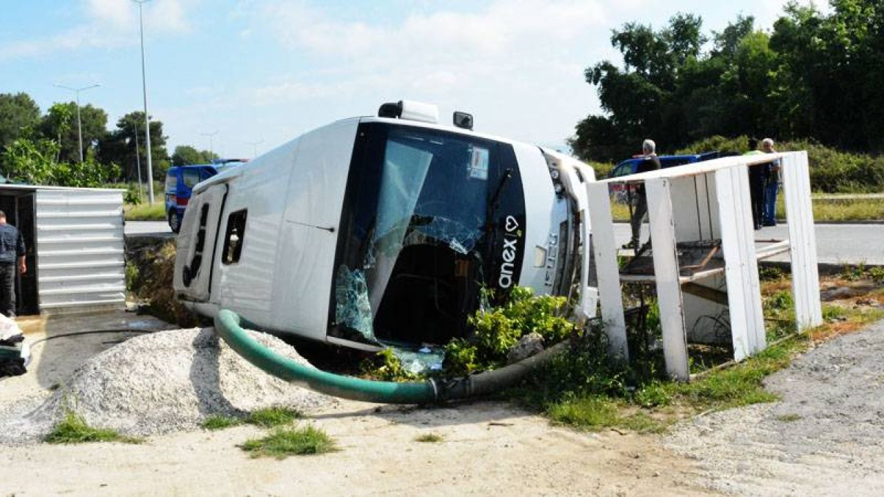 Antalya'da Tur Midibüsü Devrildi: 18 Turist Yaralandı
