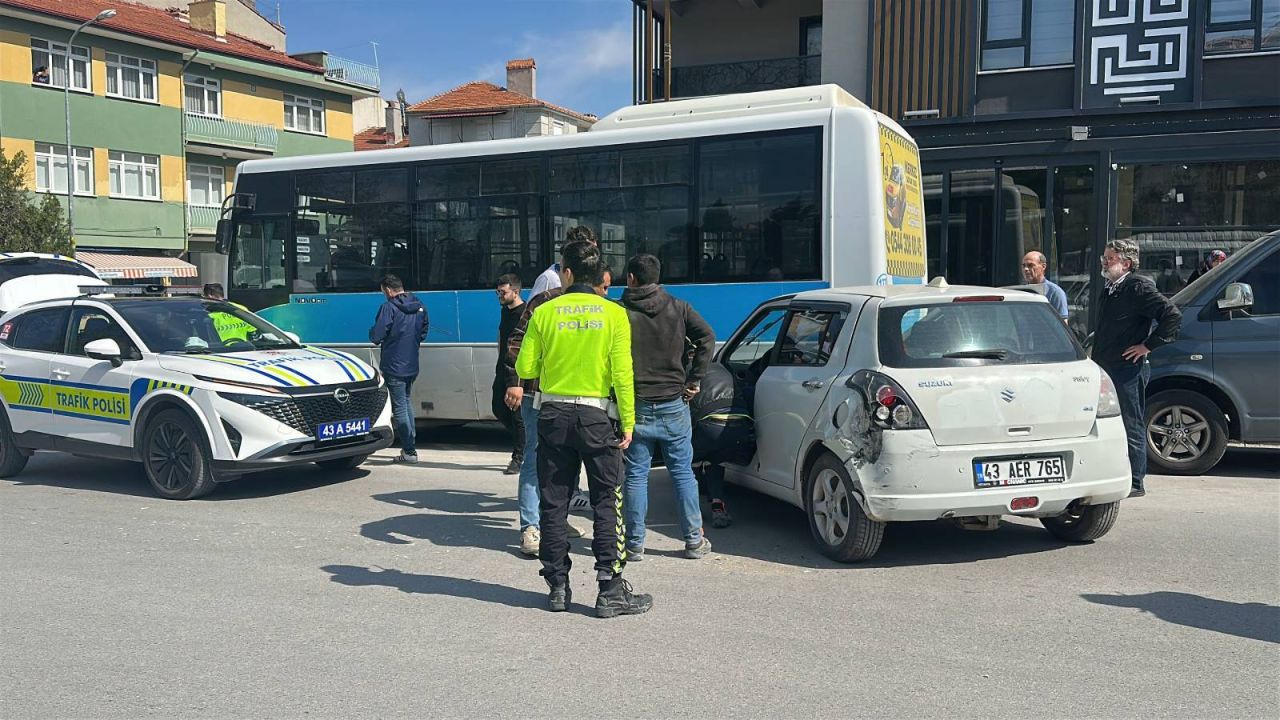 Ehliyeti Gittiği Halde Direksiyona Geçen Sürücüden Kaza
