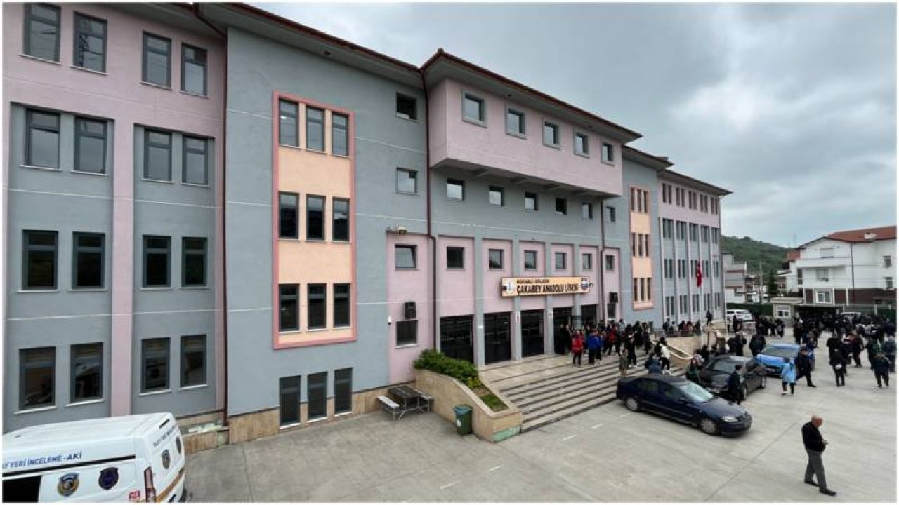 Eğitim Gördüğü Okulda 4. Kattan Düşen Lise Öğrencisi Ağır Yaralandı
