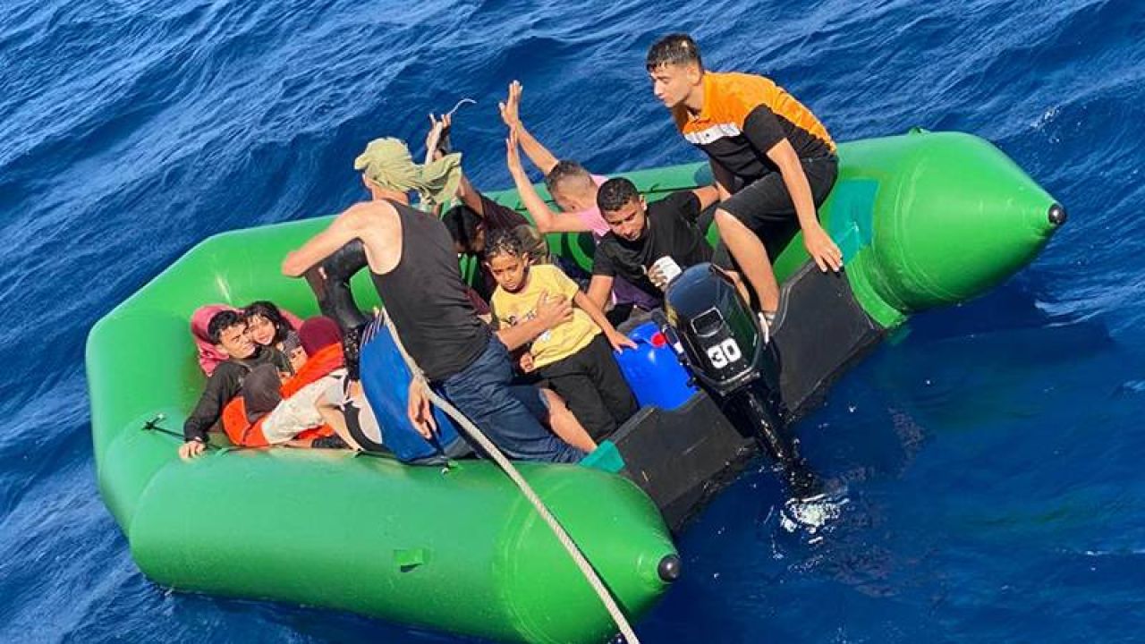 Marmaris açıklarında 12 düzensiz göçmen yakalandı.
