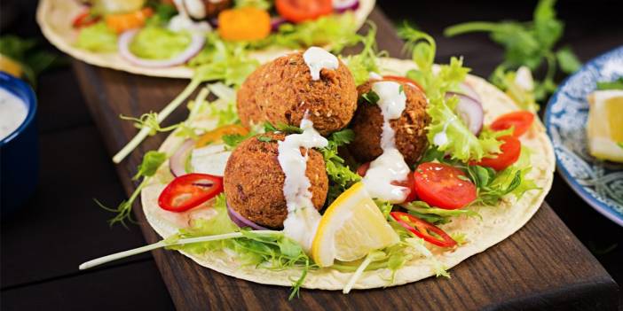 İster dürüm yapın ister salata üstüne ekleyin, Falafel damaklarda benzersiz bir lezzet bırakıyor