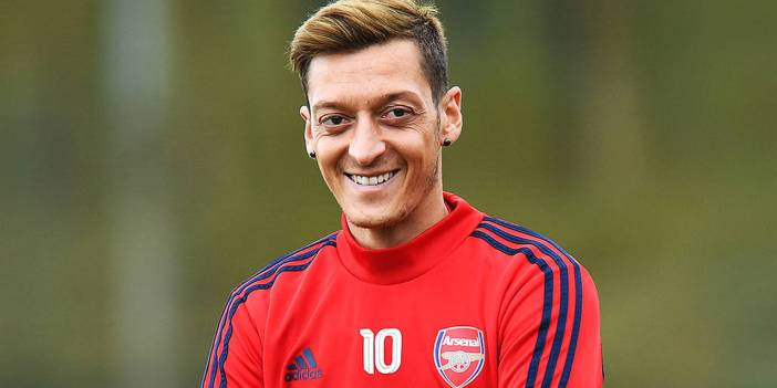 Yıldız futbolcu Mesut Özil, imza için Türkiye'ye geliyor