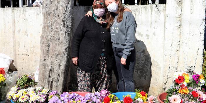 Mezarlıkta sattığı çiçeklerin parasıyla kızını Oxford’da okutuyor