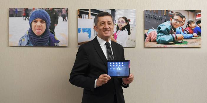 Milli Eğitim Bakanı Ziya Selçuk dua edip o fotoğrafı paylaştı