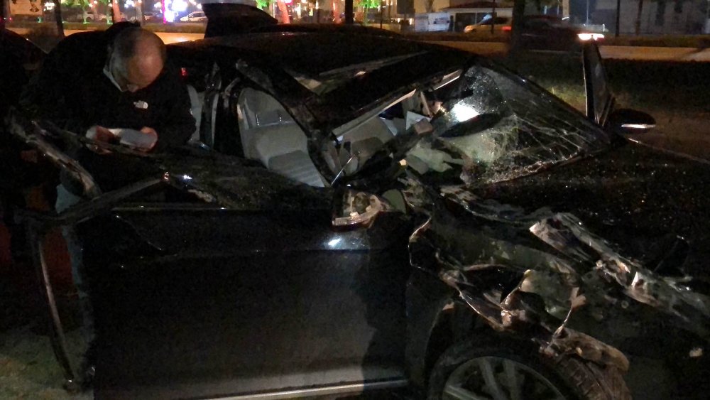 Bursa Orhaneli Belediye Başkanı Ali Aykurt'un yol kenarındaki tomruk yüklü kamyona arkadan çarpmasıyla meydana gelen kazada Başkan Akyurt hafif yaralandı.