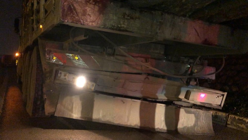 Bursa Orhaneli Belediye Başkanı Ali Aykurt'un yol kenarındaki tomruk yüklü kamyona arkadan çarpmasıyla meydana gelen kazada Başkan Akyurt hafif yaralandı.