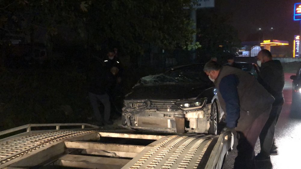 Bursa Orhaneli Belediye Başkanı Ali Aykurt'un yol kenarındaki tomruk yüklü kamyona arkadan çarpmasıyla meydana gelen kazada Başkan Akyurt hafif yaralandı.