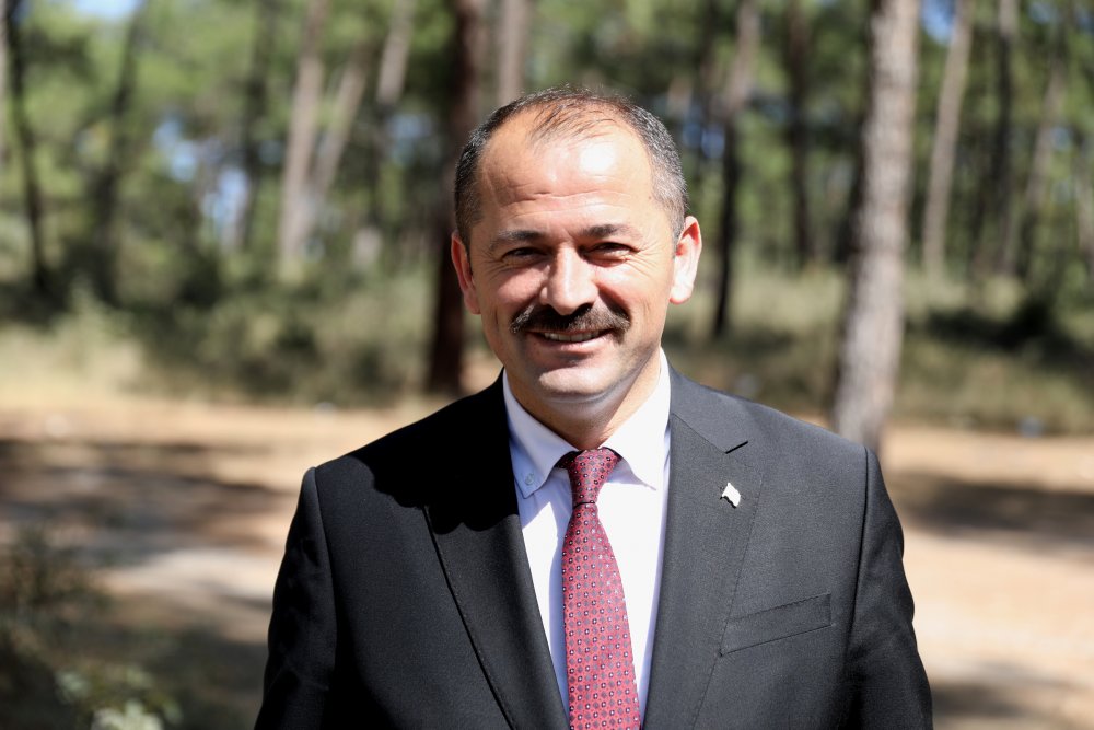 Bursa Orhaneli Belediye Başkanı Ali Aykurt'un yol kenarındaki tomruk yüklü kamyona arkadan çarpmasıyla meydana gelen kazada Başkan Akyurt hafif yaralandı.