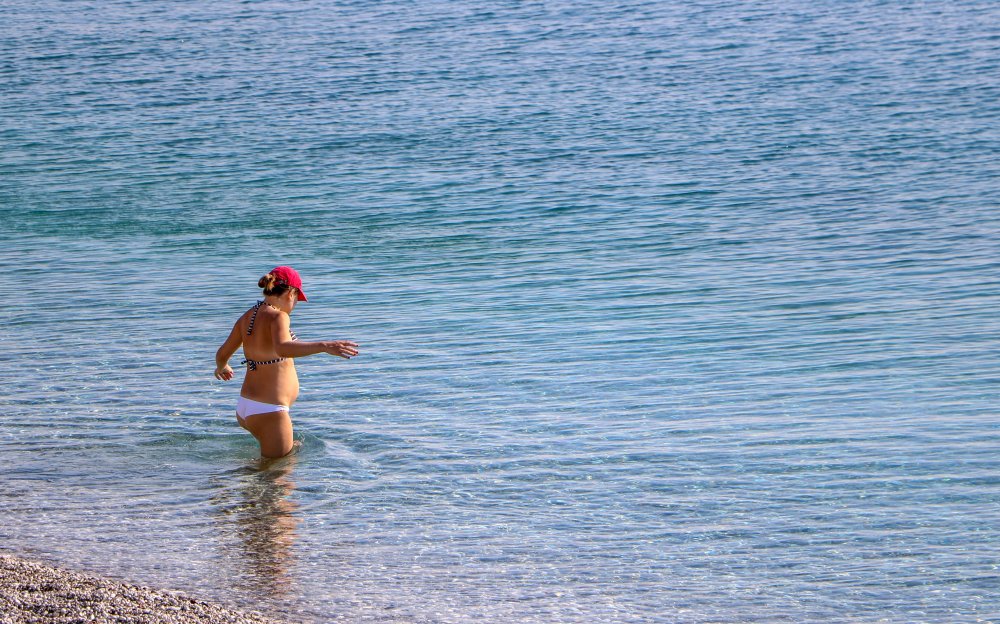 Kış etkisini göstermeye başlarken Antalya yazdan kalma görüntülerle şenlendi..