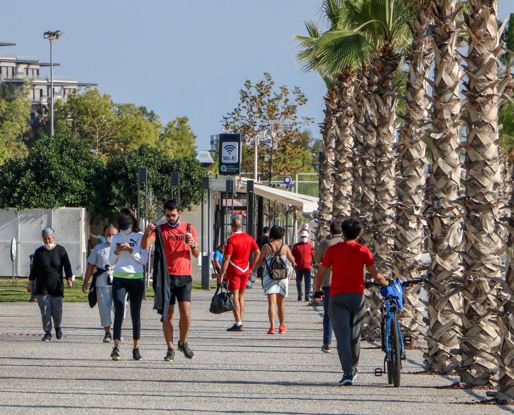 Kış etkisini göstermeye başlarken Antalya yazdan kalma görüntülerle şenlendi..