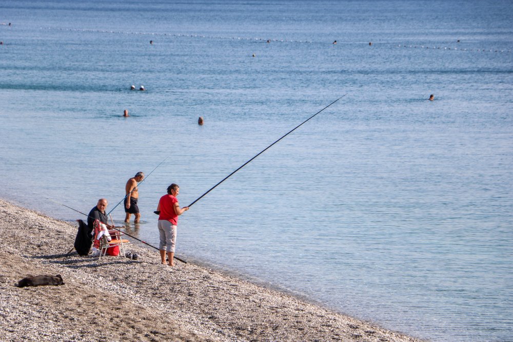 Kış etkisini göstermeye başlarken Antalya yazdan kalma görüntülerle şenlendi..