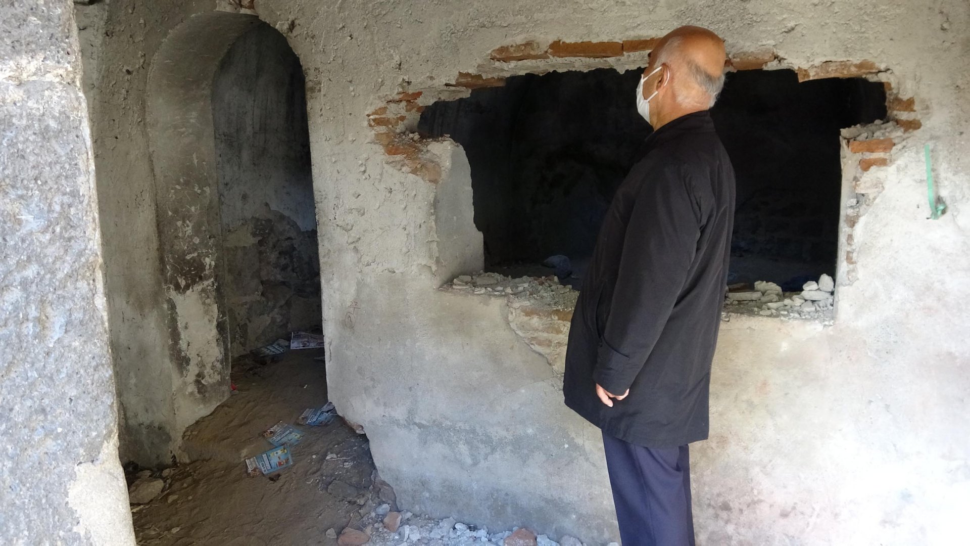 Ruslar yıkamadı, defineciler talan etti