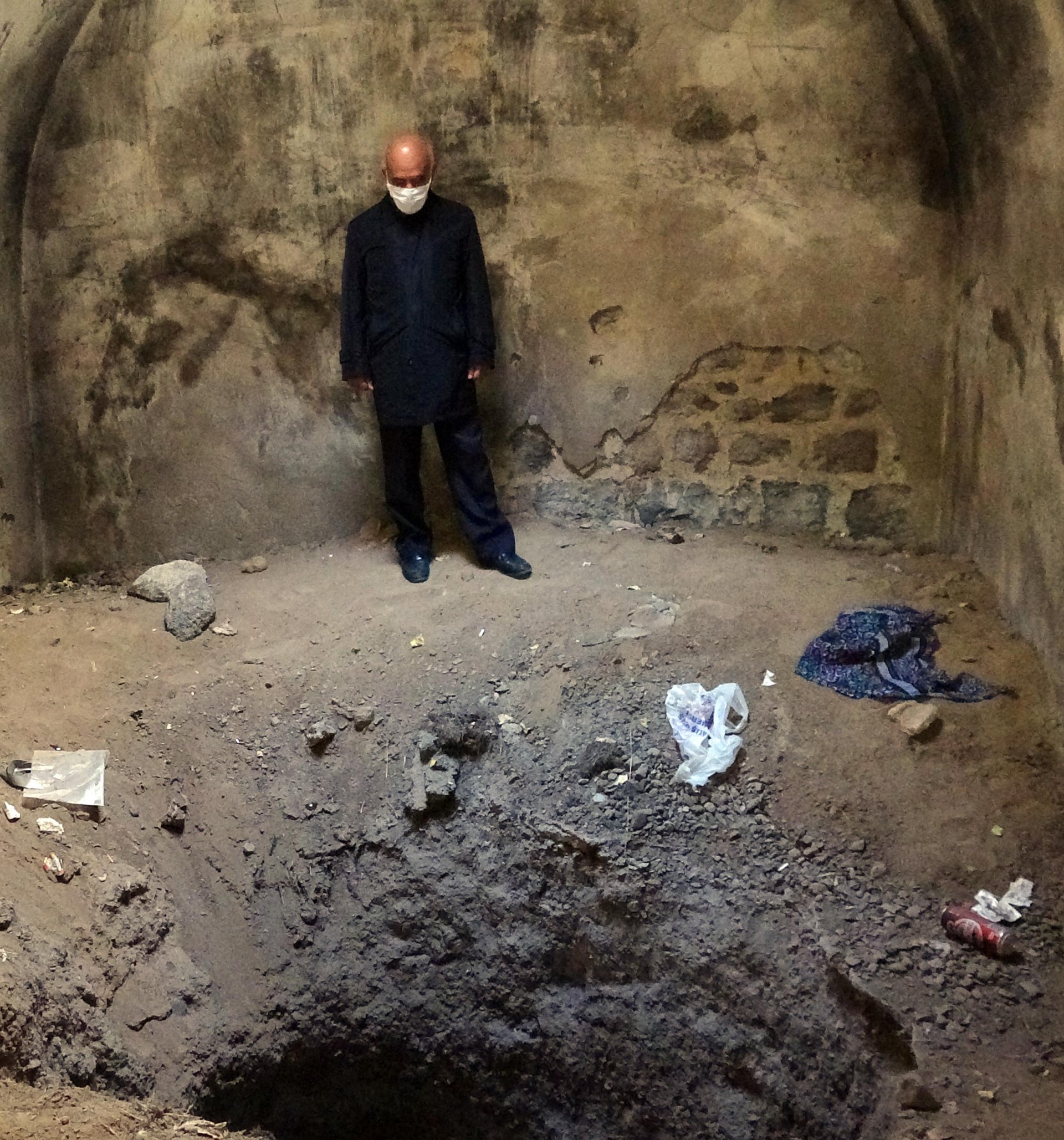 Ruslar yıkamadı, defineciler talan etti