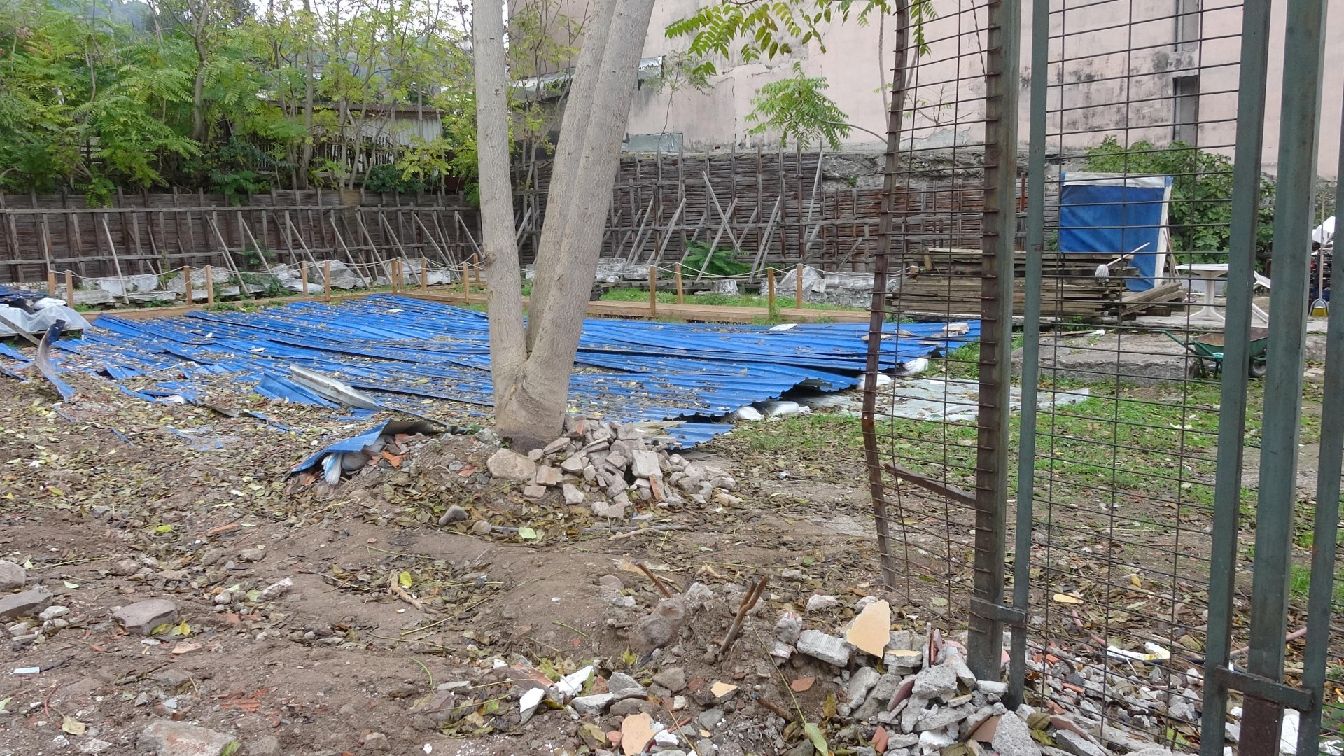 İzmit'te isyan ettiren görüntü. Enkaz alanından çıkanlar herkesi şaşkına çevirdi.