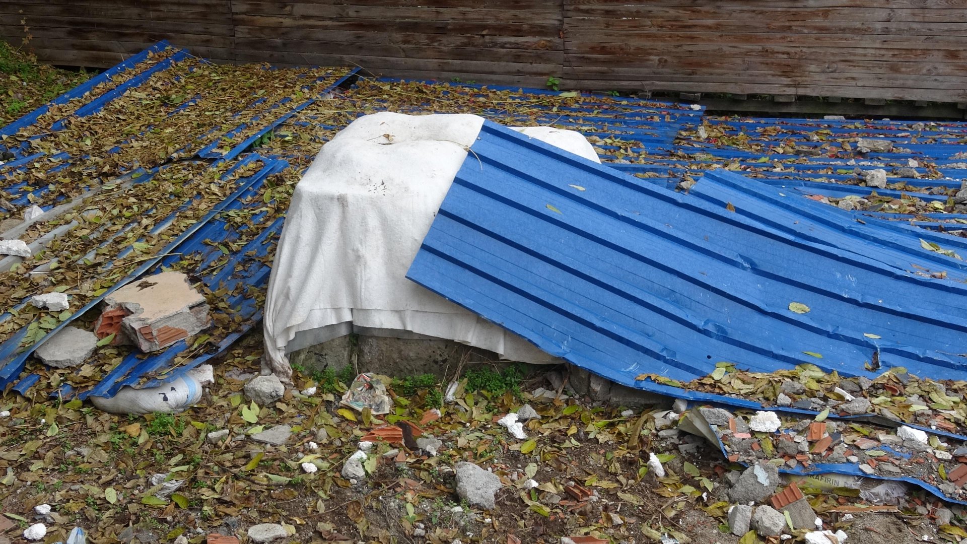 İzmit'te isyan ettiren görüntü. Enkaz alanından çıkanlar herkesi şaşkına çevirdi.