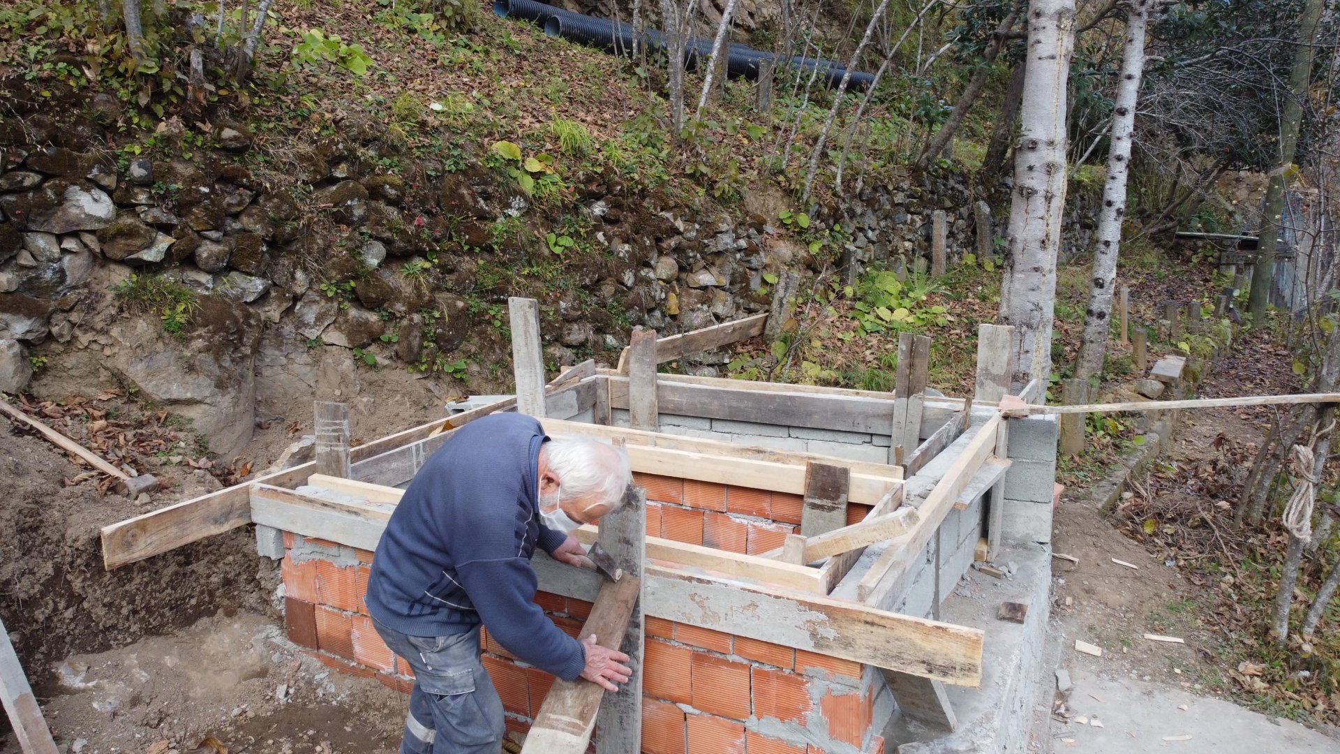Koronavirüs bunuda yaptırdı, ölüm korkusu ile kendi mezarını kendi kazdı