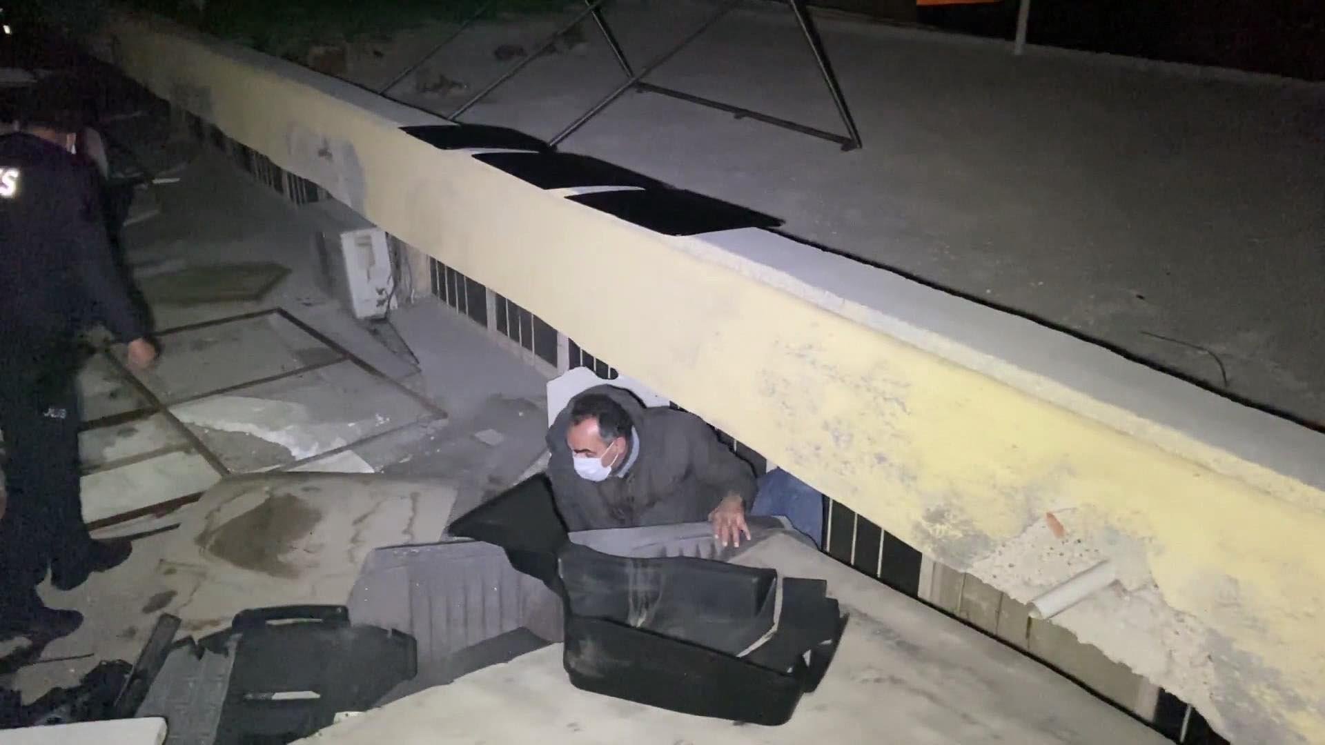 Konya’da Suriyelinin işlettiği pavyonda eğlence kaçakları çatıda yakalandı