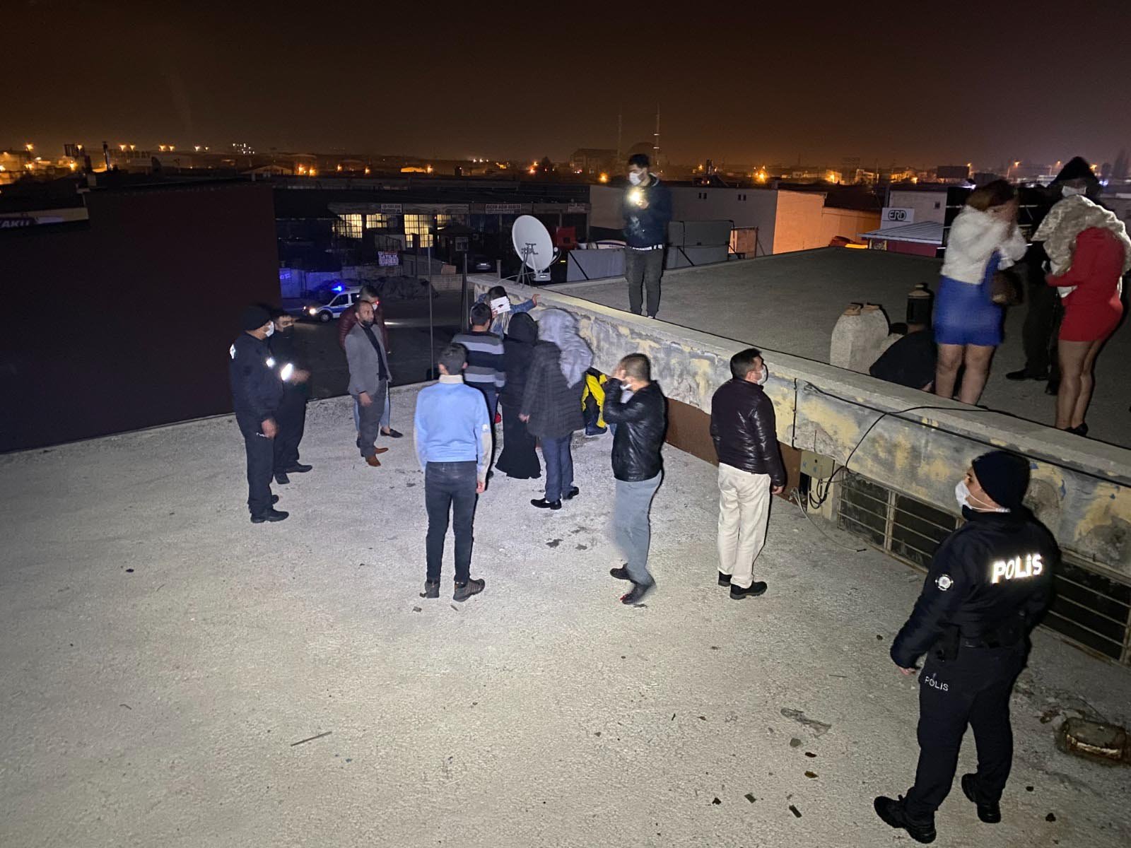 Konya’da Suriyelinin işlettiği pavyonda eğlence kaçakları çatıda yakalandı