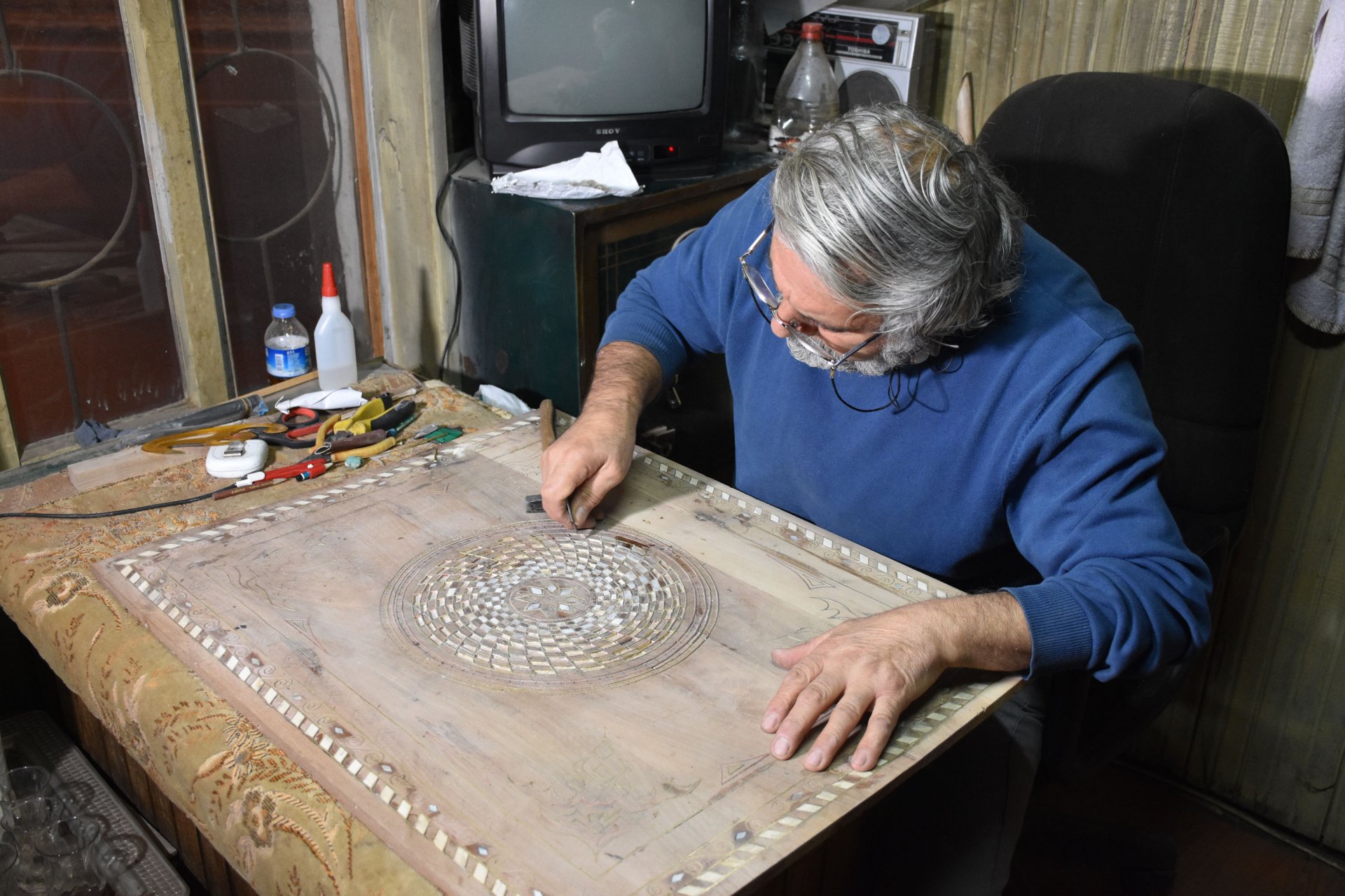 sivasli-usta-unutulmaya-yuz-tutan-sedef-kakmaciligini-yasatiyor-008.jpg