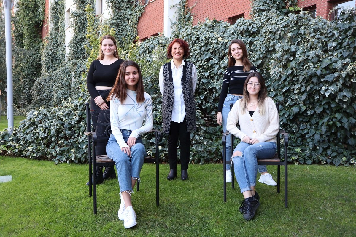 Öğrenciyken öğretmen olup, dezavantajlı çocuklara koştular