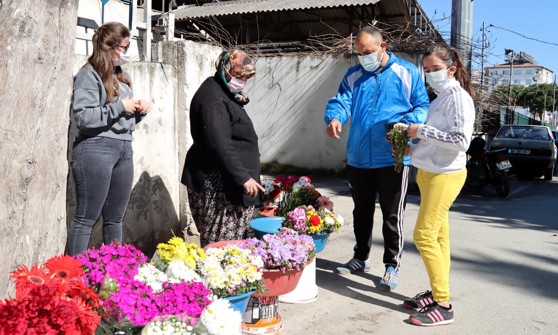 Mezarlıkta sattığı çiçeklerin parasıyla kızını Oxford’da okutuyor