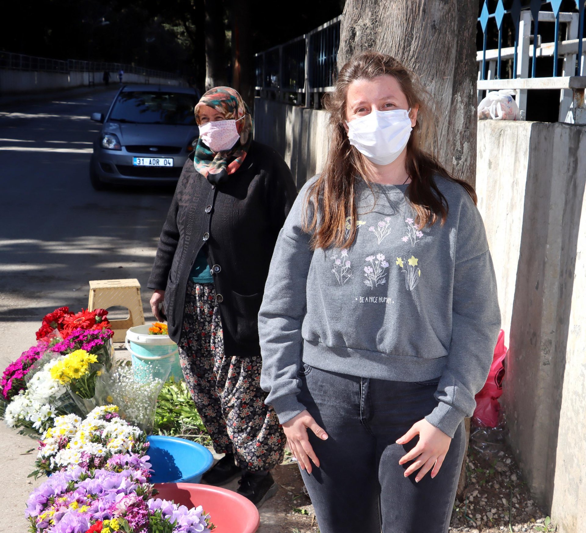 Mezarlıkta sattığı çiçeklerin parasıyla kızını Oxford’da okutuyor