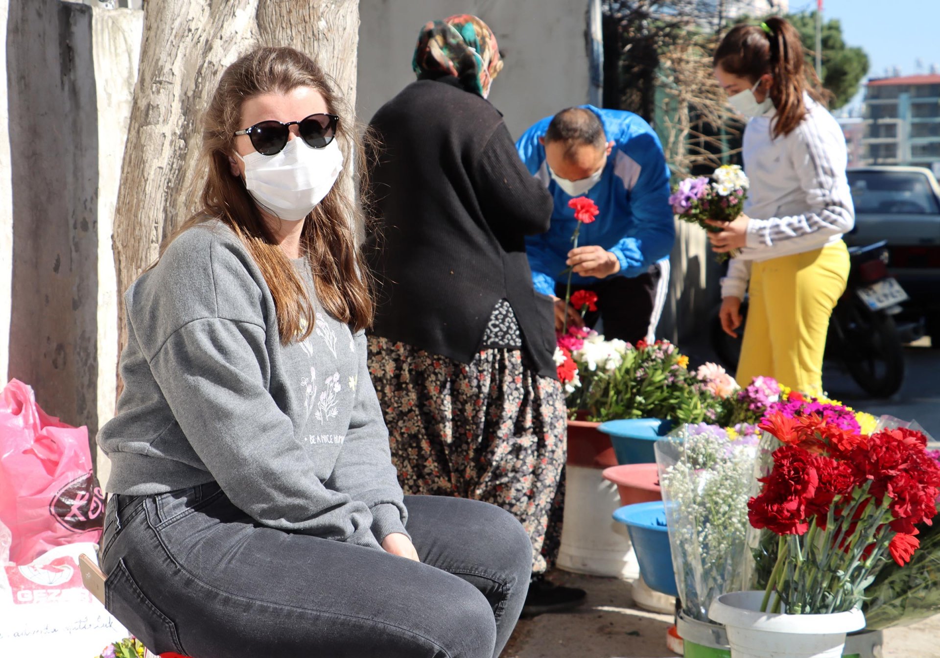 Mezarlıkta sattığı çiçeklerin parasıyla kızını Oxford’da okutuyor