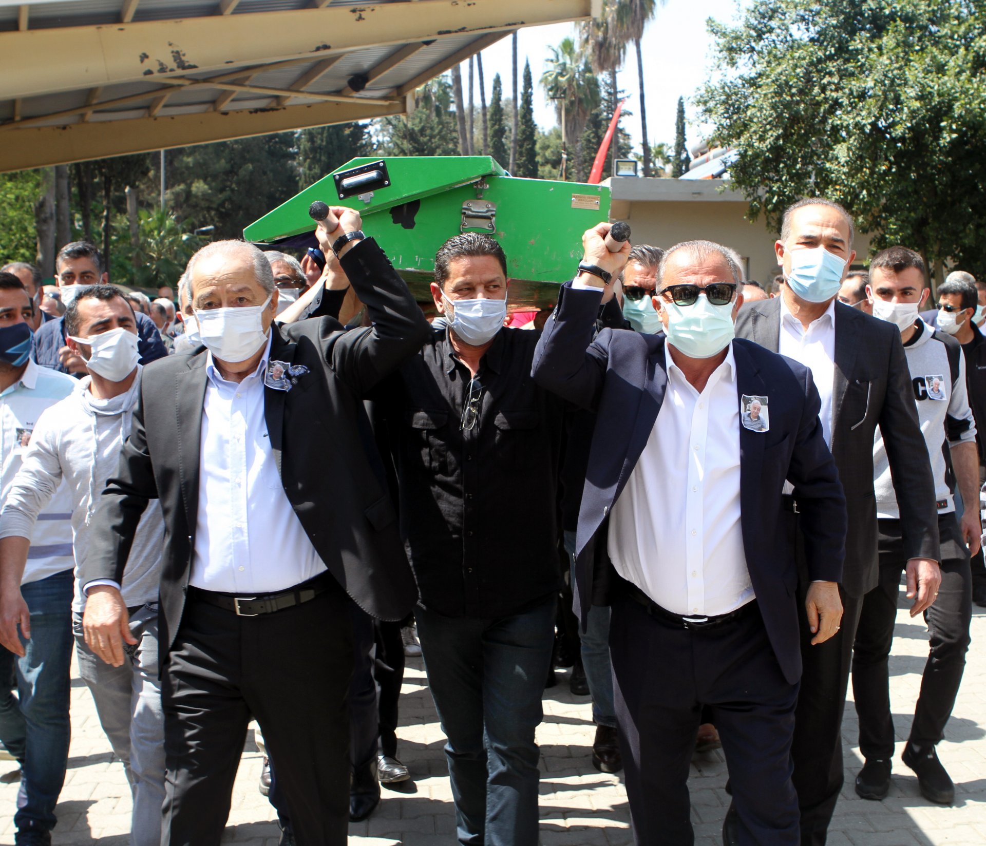 Cenaze taşınan tabutun kolu Fatih Terim’in elinde kaldı