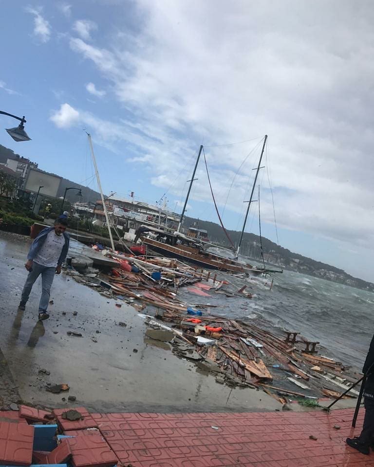 son dakika ege de felaket afet bolgesi ilan edilecek mi yagis ve firtina ayvalik ta tekneler batti