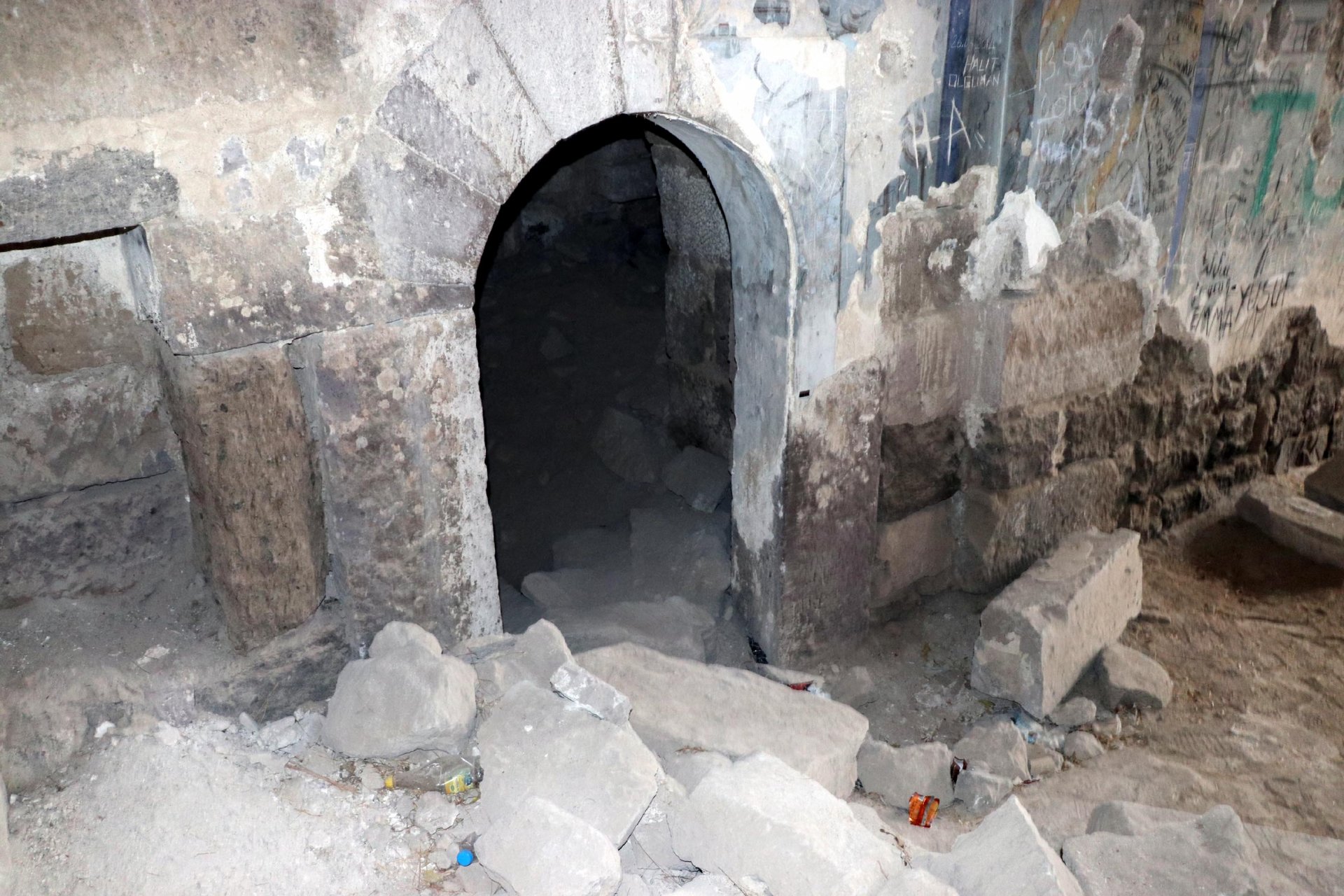 Definecilerin yeri kurbanı Surp Toros Gregoryan Ermeni Kilisesi oldu