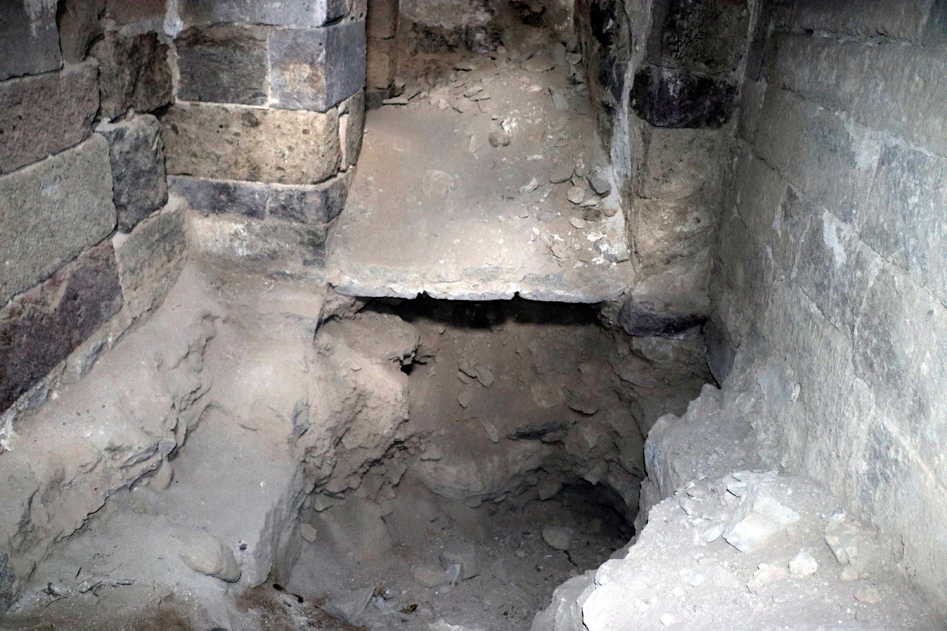Definecilerin yeri kurbanı Surp Toros Gregoryan Ermeni Kilisesi oldu