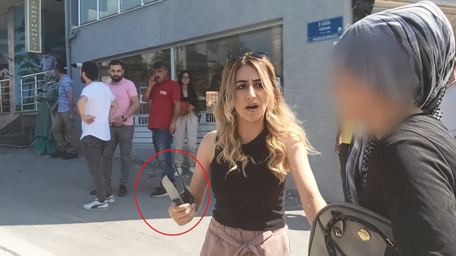 Bıçak zoruyla taksiye bindirilen kadını, kadın muhabir kurtardı!
